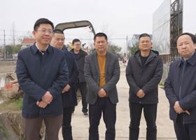何朝辉督导春耕生产和安全生产工作