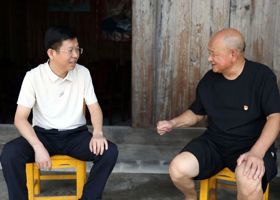 何朝辉到镇德桥镇开展“七一”走访慰问和督导检查安全生产工作