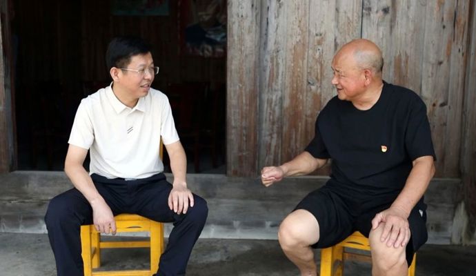 何朝辉到镇德桥镇开展“七一”走访慰问和督导检查安全生产工作
