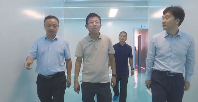何朝辉走访调研园区企业