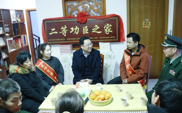 陈远走访慰问荣立二等功现役军人及家属