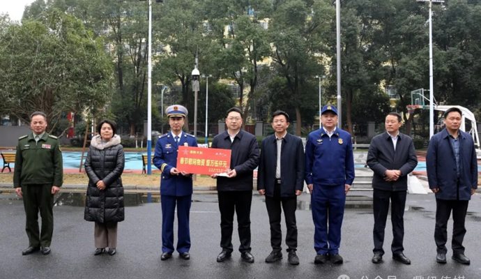 陈远、何朝辉等领导到驻区部队开展春节前走访慰问活动