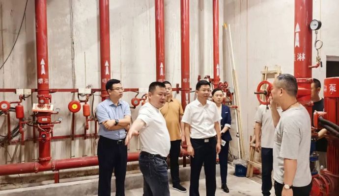 何朝辉督导重点场所安全生产工作