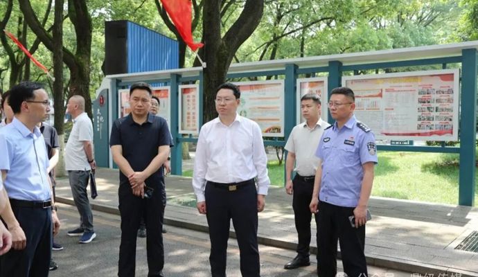 陈远督导高考考点筹备及校园安全工作