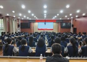 何朝辉走进鼎城一中讲授思政课