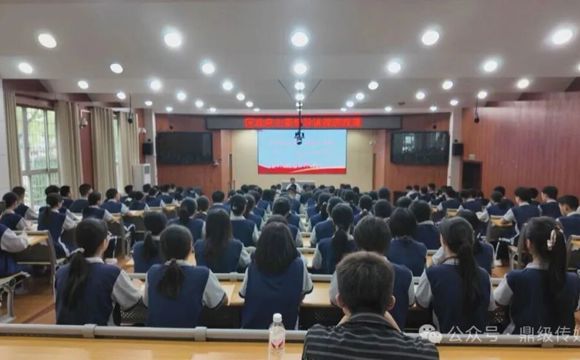 何朝辉走进鼎城一中讲授思政课