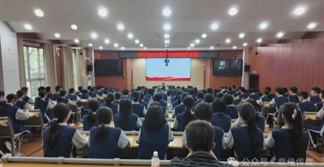 何朝辉走进鼎城一中讲授思政课