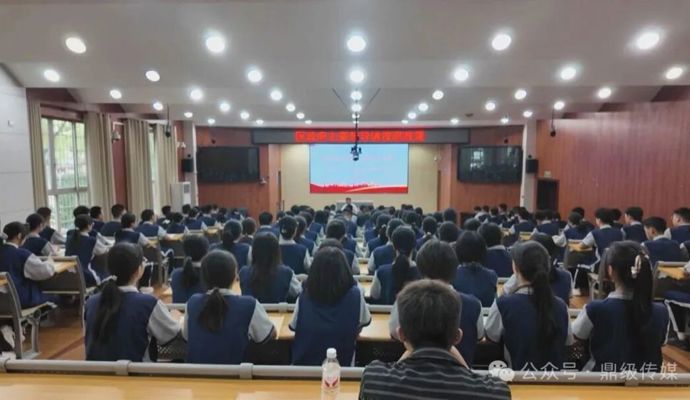 何朝辉走进鼎城一中讲授思政课