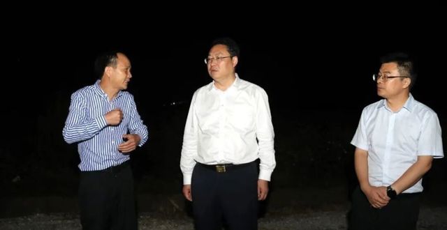 陈远夜间督导秸秆综合利用和禁限烧工作