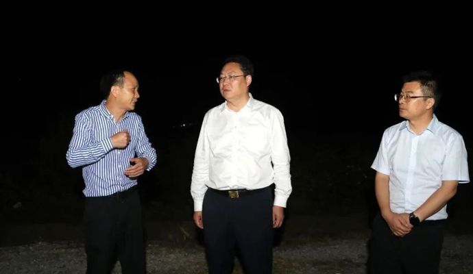 陈远夜间督导秸秆综合利用和禁限烧工作